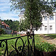 Pension Jelen Vranov - widok z bramy w ogrodzie